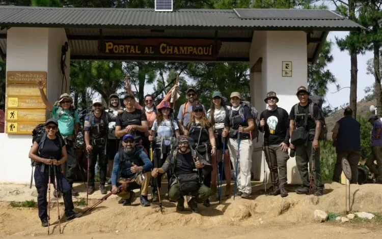 Persona caminando en las sierras de Córdoba
