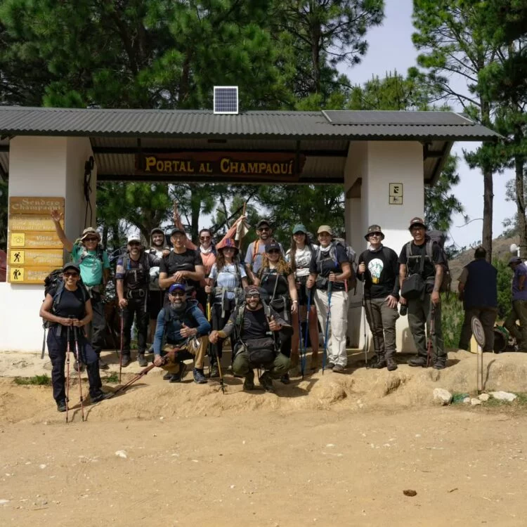 Persona caminando en las sierras de Córdoba