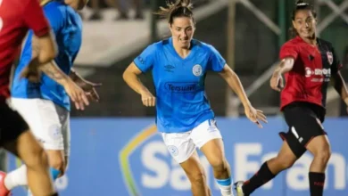 Jugadoras de Belgrano celebran su victoria en el campo de juego