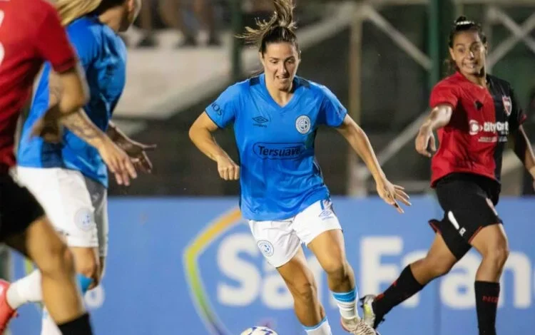 Jugadoras de Belgrano celebran su victoria en el campo de juego