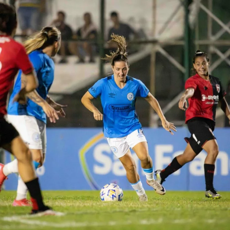 Jugadoras de Belgrano celebran su victoria en el campo de juego
