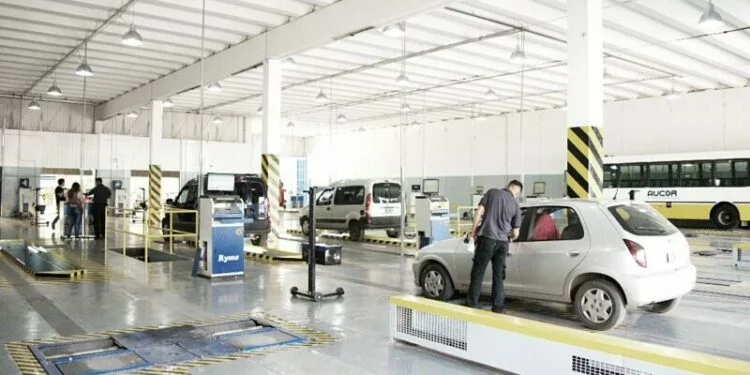 Vehículo en una estación de ITV