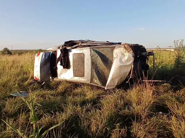 Imagen de un auto volcado en la Ruta 36 después del accidente fatal