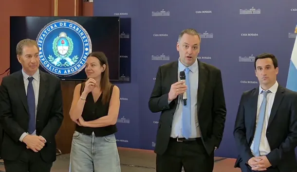 Manuel Adorni en un brindis de fin de año en la Casa Rosada