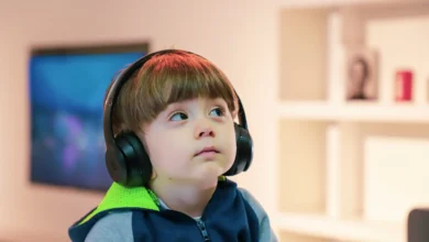 Niño utilizando un dispositivo móvil con una VPN y un antivirus