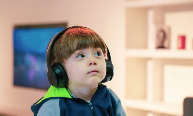 Niño utilizando un dispositivo móvil con una VPN y un antivirus