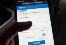 Imagen de una persona recibiendo un pago de ANSES