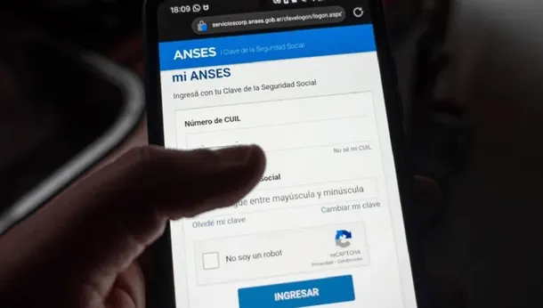 Imagen de una persona recibiendo un pago de ANSES