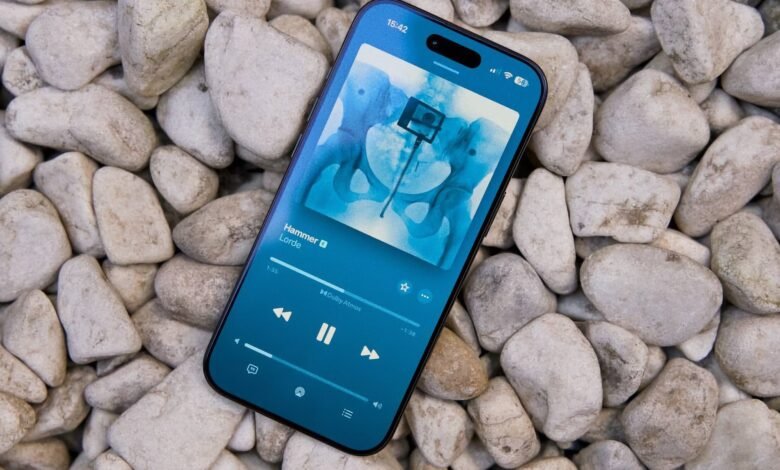 Pantalla de Apple Music mostrando las letras de una canción en un iPhone
