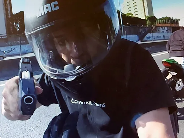 Imagen de un motociclista en la autopista Ricchieri