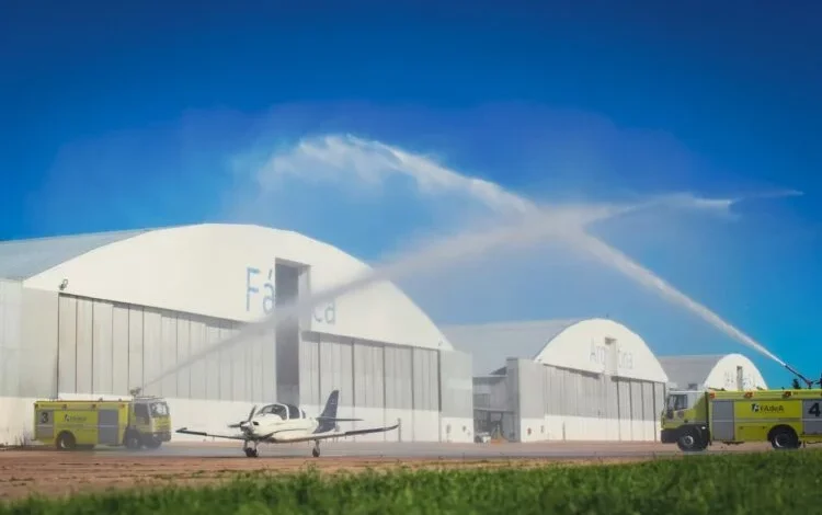 Imagen del IA-100B en vuelo, destacando su diseño aerodinámico