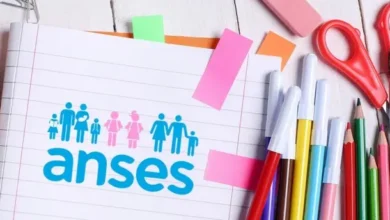 Imagen de una familia sonriendo con un chequeo de ANSES en la mano