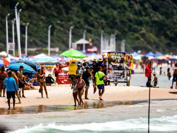 Playa de Brasil llena de turistas argentinos