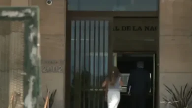 Ornella Calvete llega a los tribunales de Comodoro Py