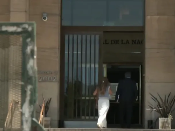 Ornella Calvete llega a los tribunales de Comodoro Py