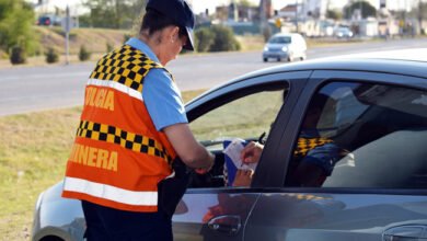 Policía Caminera de Córdoba controlando un vehículo en una ruta