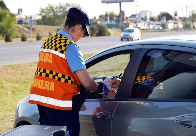 Policía Caminera de Córdoba controlando un vehículo en una ruta