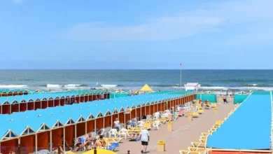 Turista pagando por sombrilla en Mar del Plata