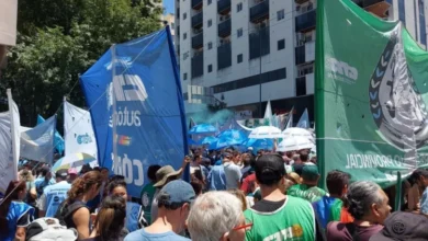 Imagen de manifestantes en la calle con carteles contra la reforma laboral