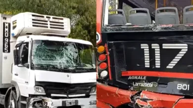 Imagen de un colectivo y un camión frigorífico chocados en la Avenida General Paz