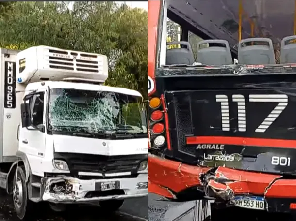 Imagen de un colectivo y un camión frigorífico chocados en la Avenida General Paz