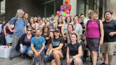 Investigadores con carteles y banderas en el Polo Científico