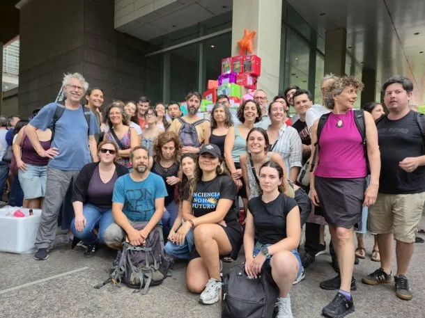 Investigadores con carteles y banderas en el Polo Científico