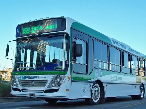 Colectivos parados en la calle debido al paro de colectivos en Quilmes