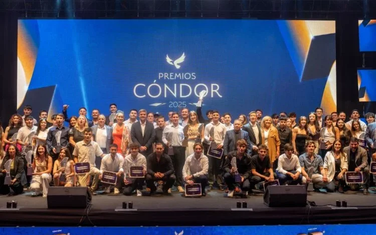 Los ganadores de los Premios Cóndor posan con sus trofeos