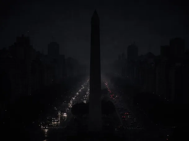 Imagen de un corte de luz en una calle de Buenos Aires