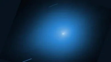 Imagen del cometa 3I/ATLAS en el espacio, con un núcleo brillante y una estela de gas y polvo
