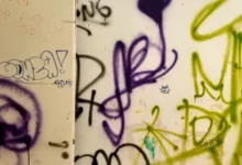 Imagen de un departamento en Parque Patricios con paredes grafiteadas y daños visibles