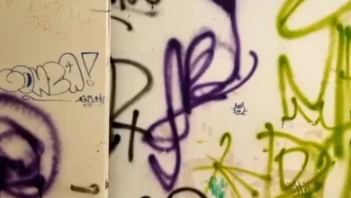 Imagen de un departamento en Parque Patricios con paredes grafiteadas y daños visibles