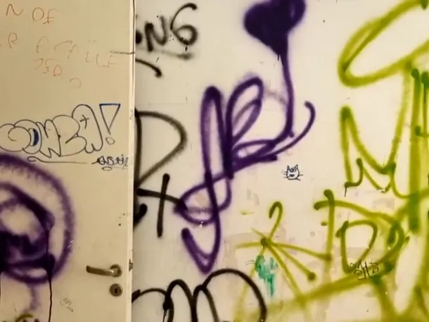 Imagen de un departamento en Parque Patricios con paredes grafiteadas y daños visibles