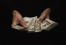 Imagen de un edificio del Gobierno con una bandera argentina