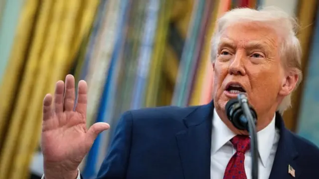 Imagen de Donald Trump hablando en la Oficina Oval