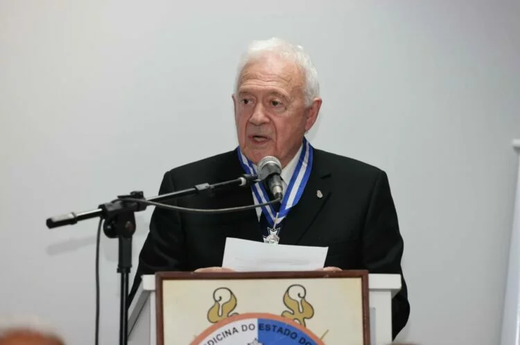 Una persona recibiendo una vacuna