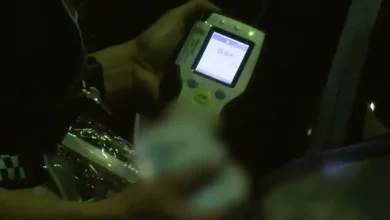 Conductor realizando un control de alcoholemia