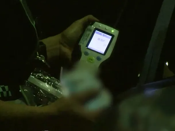 Conductor realizando un control de alcoholemia