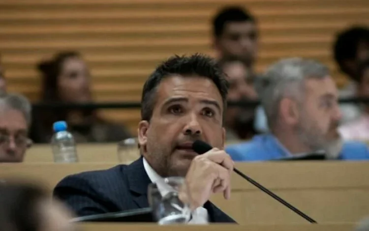 Facundo Torres en una conferencia de prensa