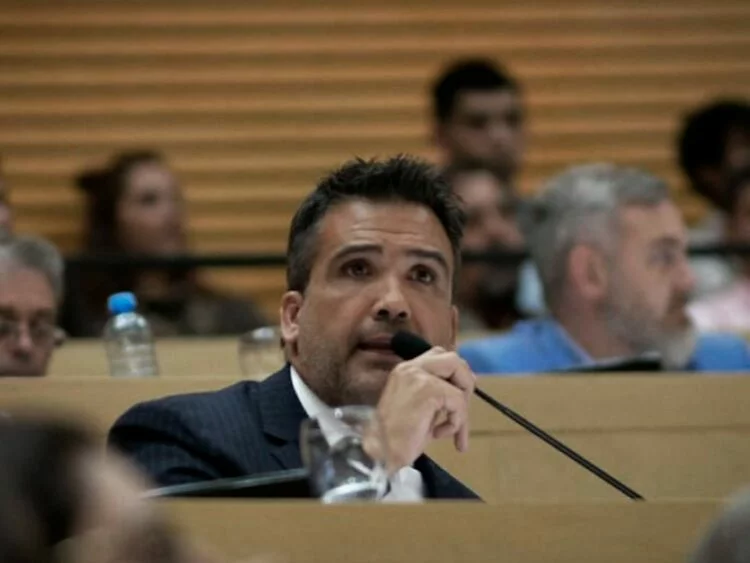 Facundo Torres en una conferencia de prensa