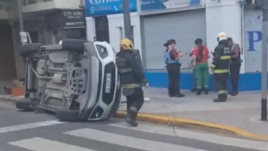 Imagen de un choque y vuelco en la intersección de la Avenida Alberdi y Lafuente en Flores