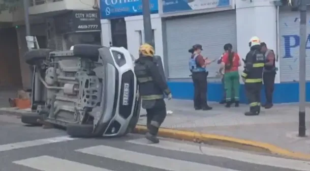 Imagen de un choque y vuelco en la intersección de la Avenida Alberdi y Lafuente en Flores