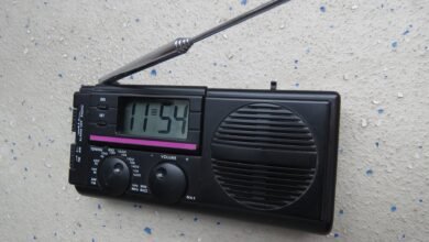 Imagen de una radio antigua y una radio digital lado a lado