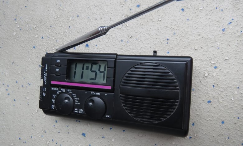 Imagen de una radio antigua y una radio digital lado a lado