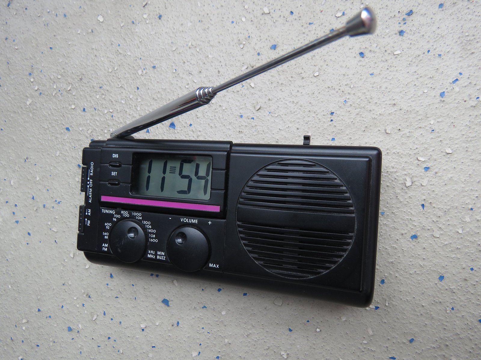 Imagen de una radio antigua y una radio digital lado a lado