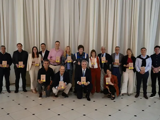 Foto de Javier Milei en una reunión con funcionarios del Poder Ejecutivo