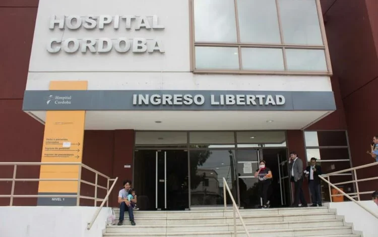 Foto de una ambulancia en la escena del crimen en Córdoba