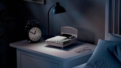 Imagen de la mini-cama para móviles de IKEA, con un teléfono inteligente colocado en su superficie