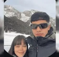 Imagen de una mujer con un brazo vendado, representando la violencia de género